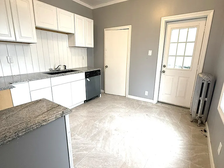 2310 Ash St — Photo 4