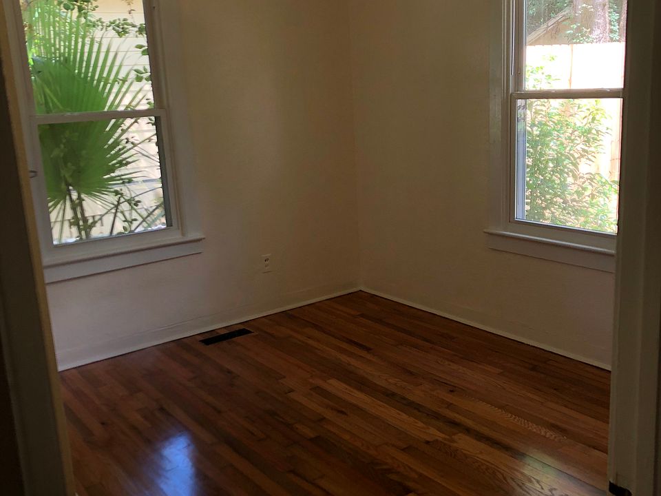 1st image of 638 W 10th Ave