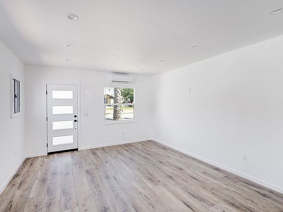 2nd image of 1144 E Wilson Ave #1144
