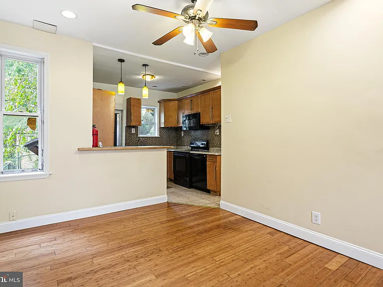 1606 S Frazier St — Photo 2
