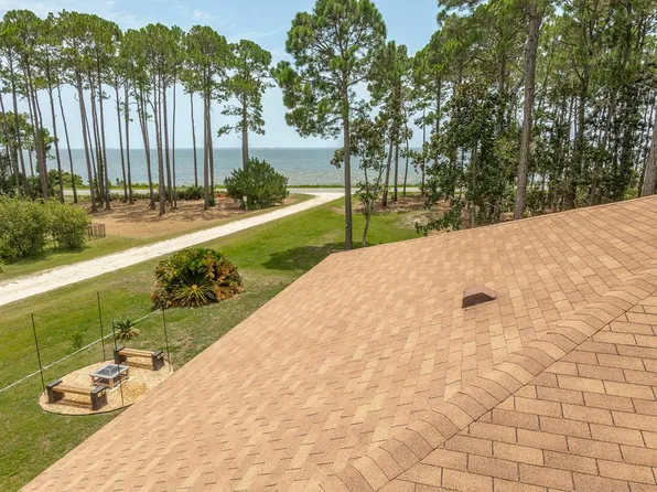 9 Hammock Cove Rd, Eastpoint, FL 32328