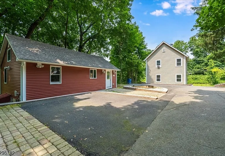 132 Sparta Ave — Photo 2