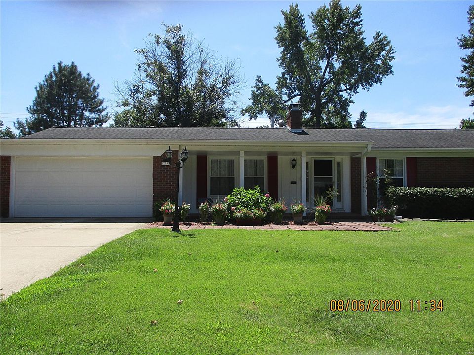 1st image of 204 Country Club Ln