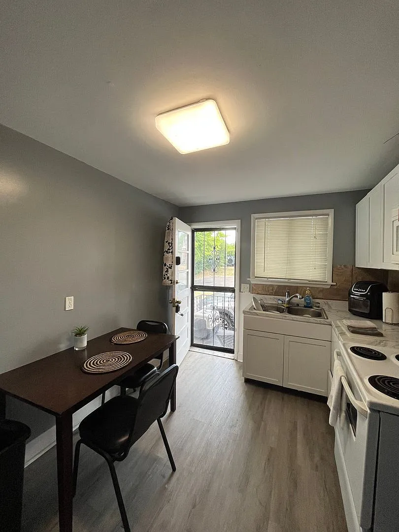 3301 Batavia St — Photo 2