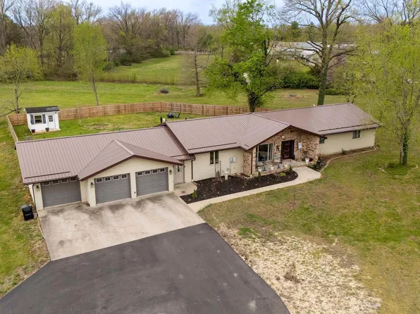 917 Dorris Heights Rd, Harrisburg, IL 62946