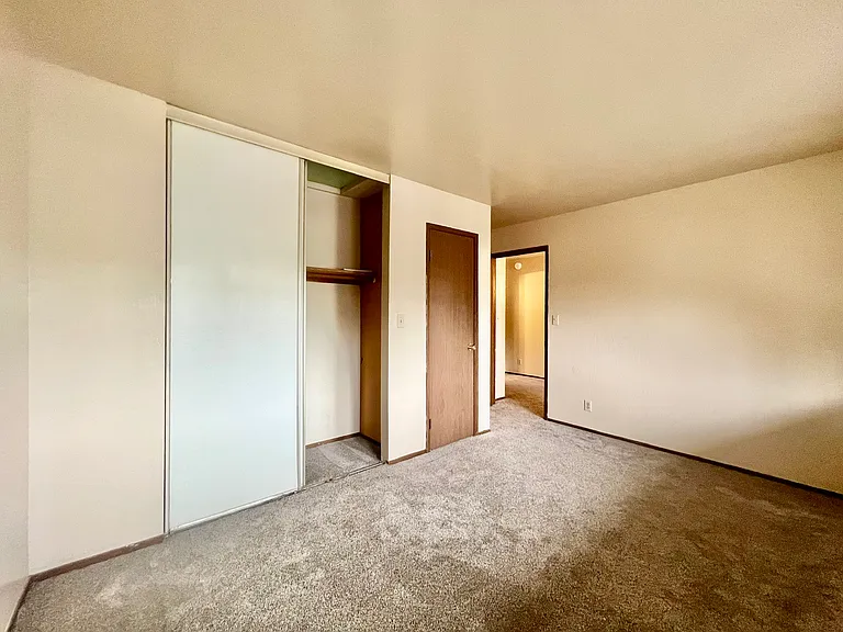 915 Clover Dr — Photo 15