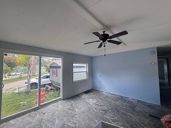 4th image of 4115 Aurora Rd #9