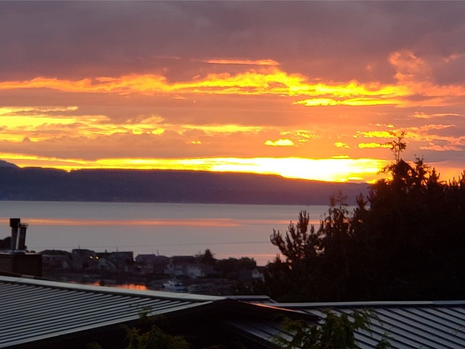 Just one example of the GORGEOUS sunsets from the deck.>