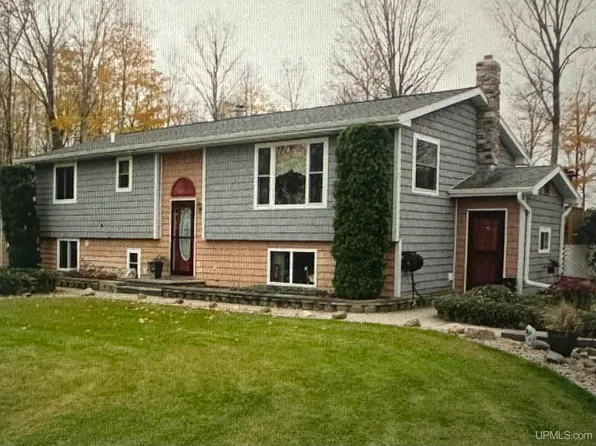 3917 21st Rd, Gladstone, MI 49837