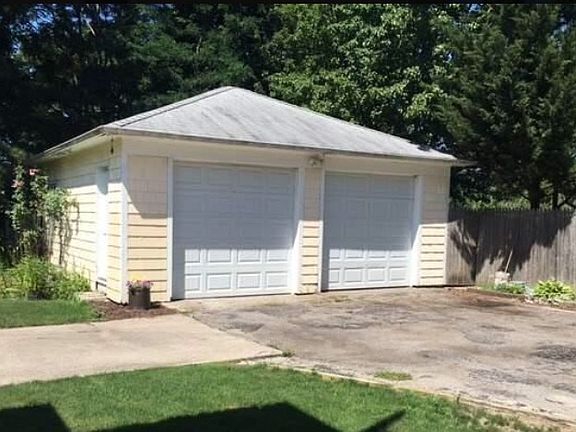 3rd image of 919 Roanoke Ave
