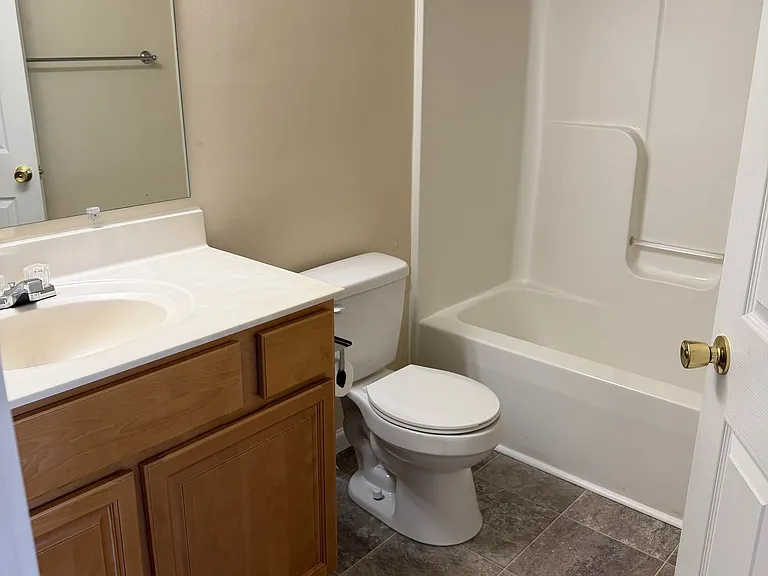 22 Litchfield Ln W — Photo 9