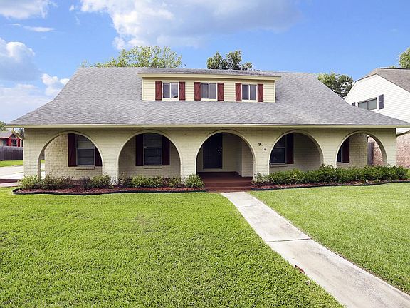 Fantastic home on corner lot in desired Walnut Bend.