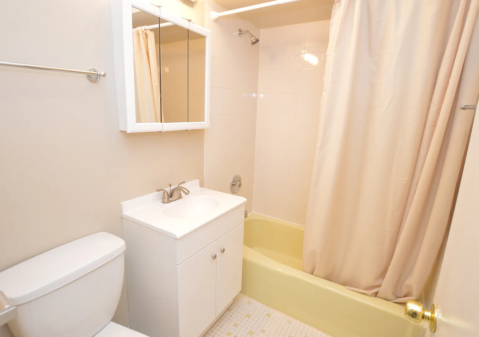 Colonial — Photo 4