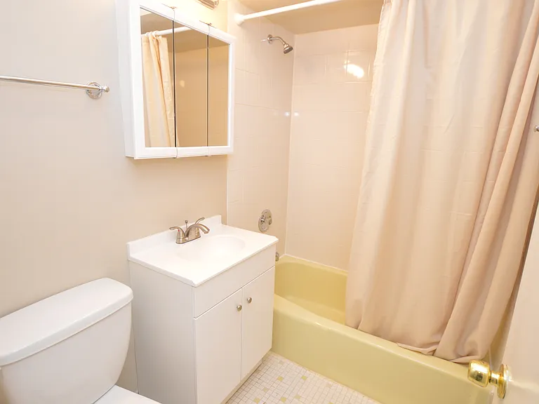 Colonial — Photo 24