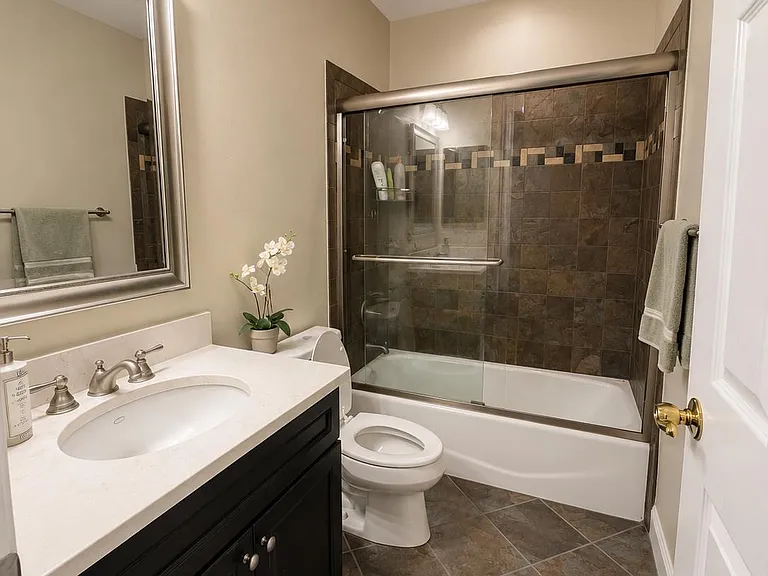 Guest bathroom 1