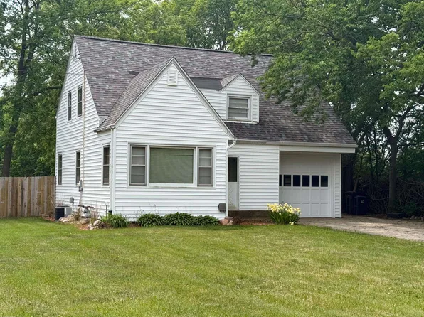 5223 Glen Dr, Roscoe, IL 61073