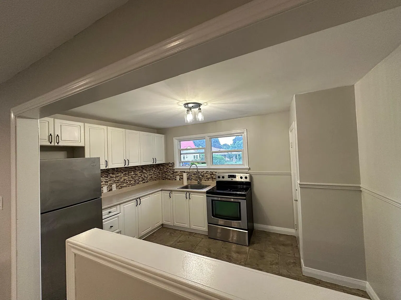 182 Duckworth St, Barrie, ON L4M 3W5, Canada — Photo 3