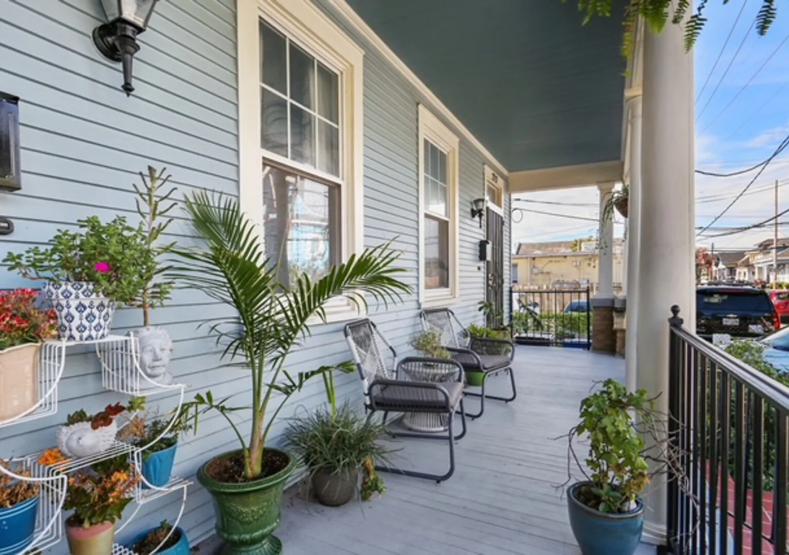 Fabulous, art filled 2 bedroom house uptown — Photo 3