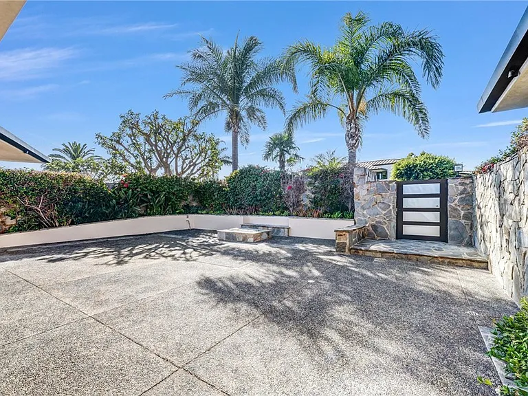 1326 Skyline Dr — Photo 3