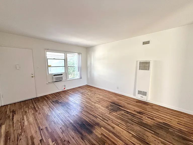 8429 Glenoaks Blvd #4 — Photo 2
