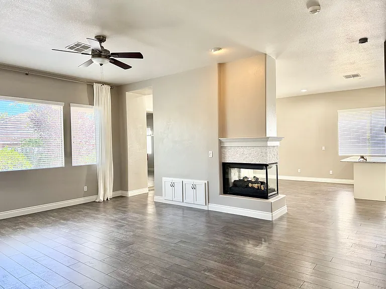 2752 Glen Port St — Photo 3