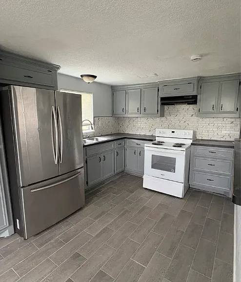 301 N Avenue C — Photo 3