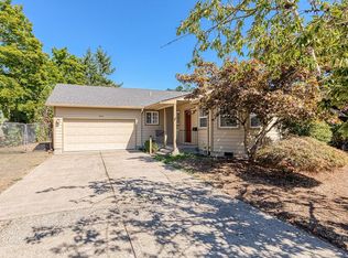 870 N 2nd St, Silverton, OR 97381