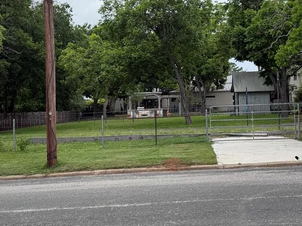 507 W Schubert St, Fredericksburg, TX 78624
