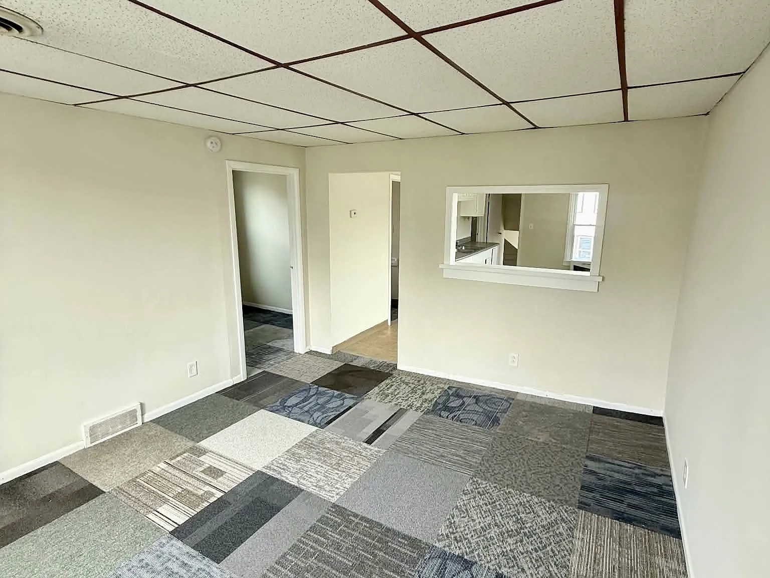 3 bed, 735 sqft, $1,200 — Photo 2