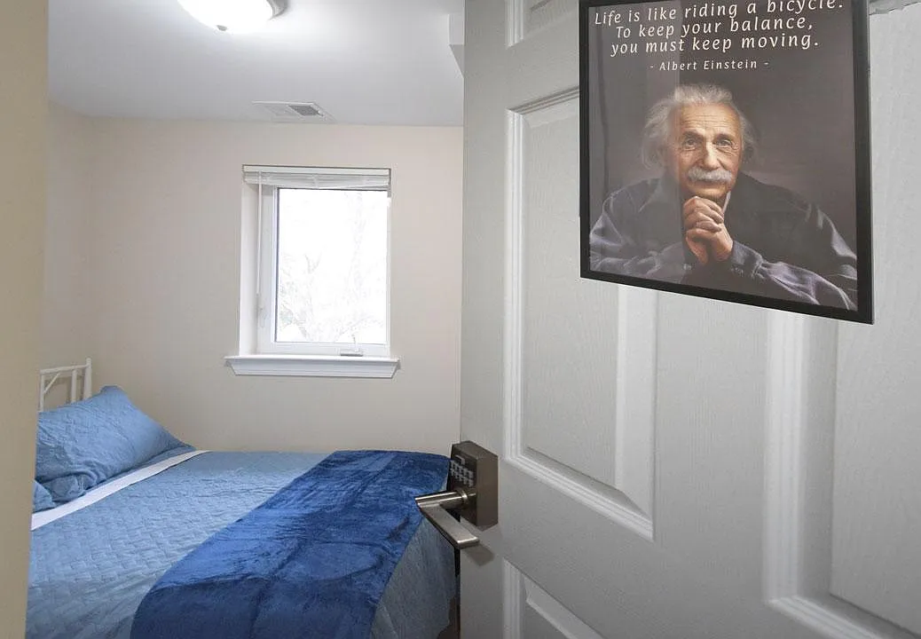 Einstein Room - Hedgewood Dr
