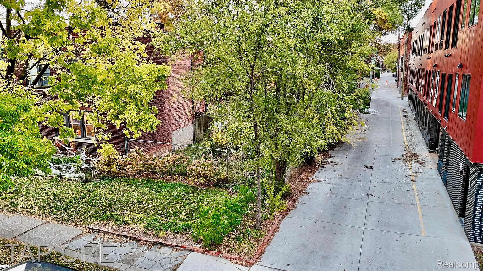 684 W Alexandrine St photo 1