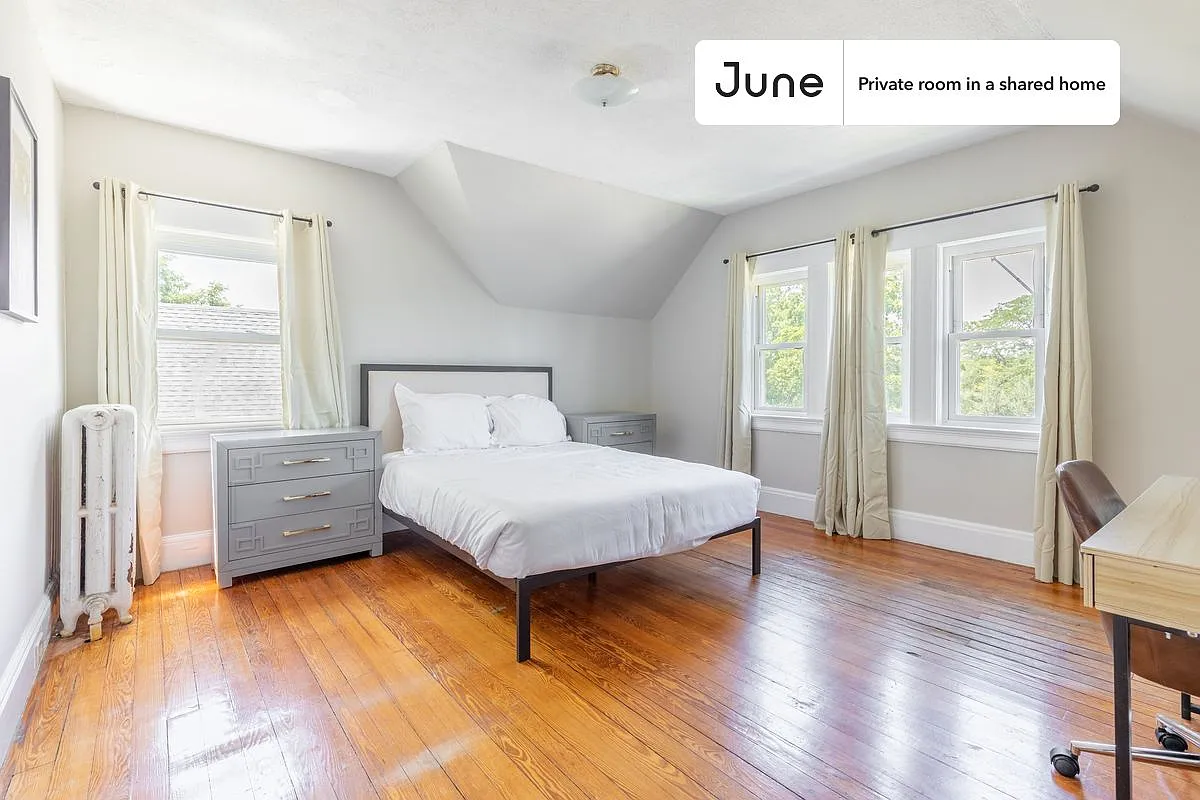 Queen bedroom in 9 bed/2 bath home in Brighton #1341 H — Photo 1