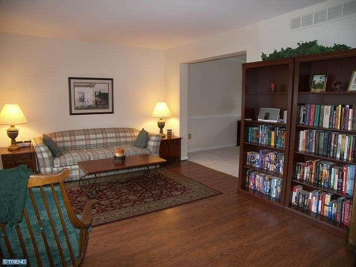 1st image of 133 S Kingscroft Dr