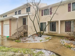 927 Hidden Lake Dr #0, Buffalo Grove, IL 60089