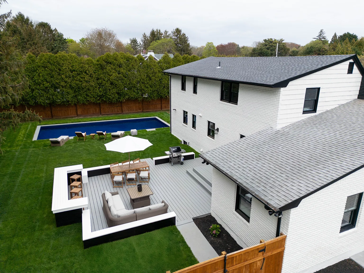 Year Round Rental in Southampton Country Club Section — Photo 1