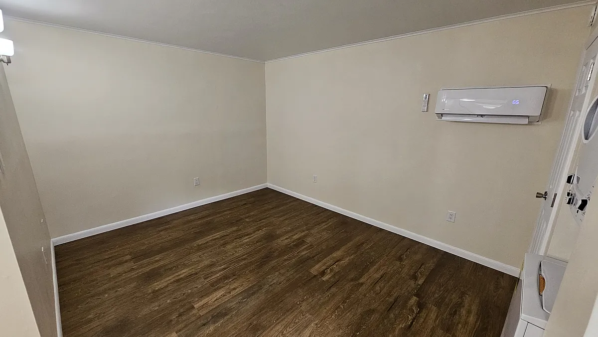 Building Photo - 211 Oakview Dr #13