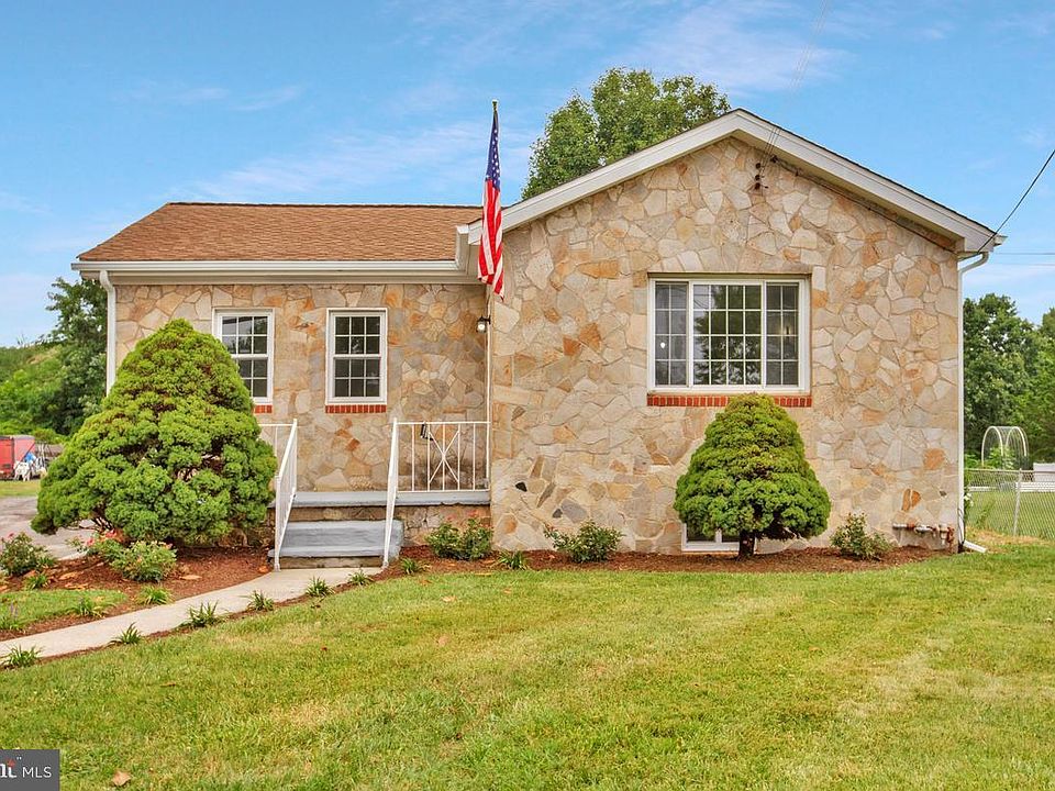 1st image of 906 Hammonds Ln