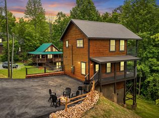 1642 Lake Dr, Gatlinburg, TN 37738
