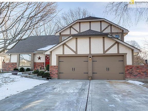 4 Bedroom Side/Side Split with maintenance free vinyl siding.  Updated roof in 2013.  Driveway and walk-way have also been replaced in the past 5 years.
