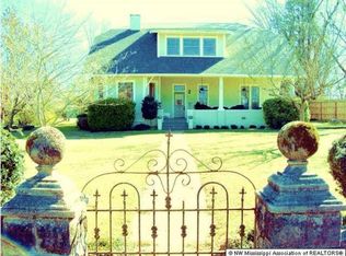 105 Robinson Dr, Como, MS 38619