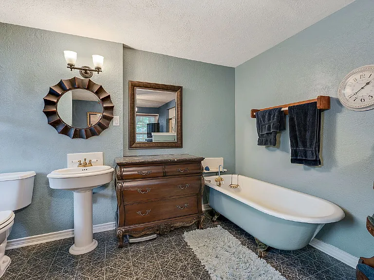 1030 Walton Dr — Photo 10
