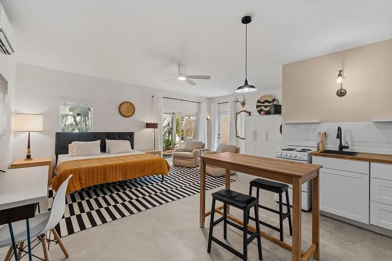 905 E Coronado Rd — Photo 3