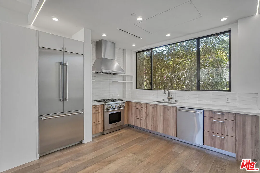 3 bed, 3.0 bath, 1568 sqft, $5,700 — Photo 3