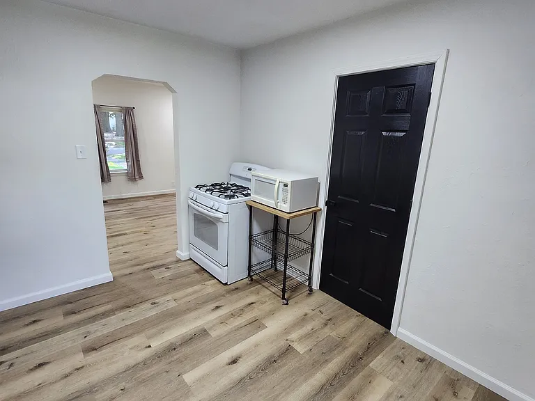 139 NW Louise St — Photo 8