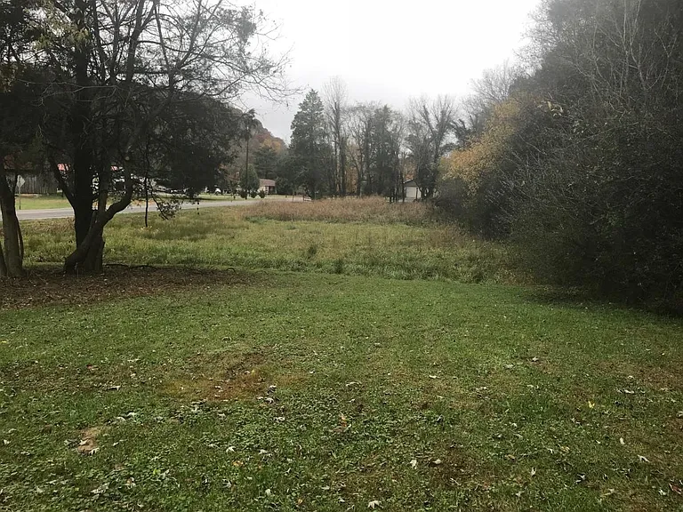 Large Lot! Close to I24