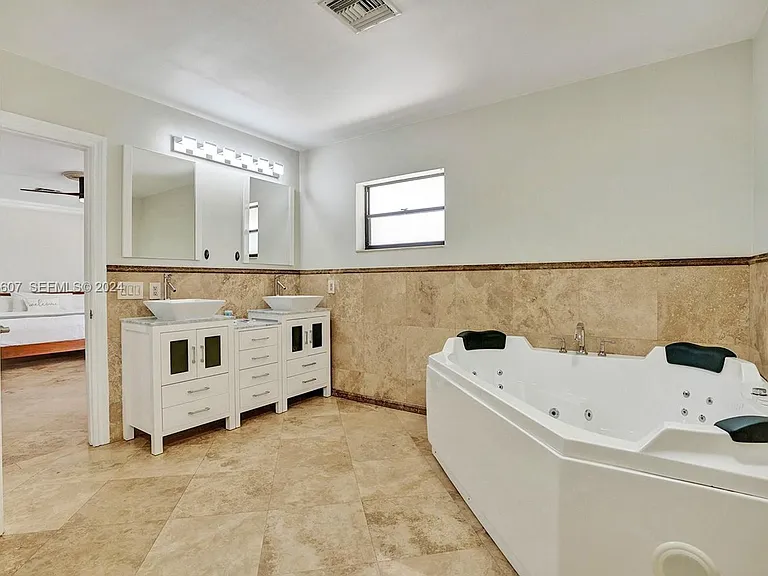 1049 N Southlake Dr — Photo 24