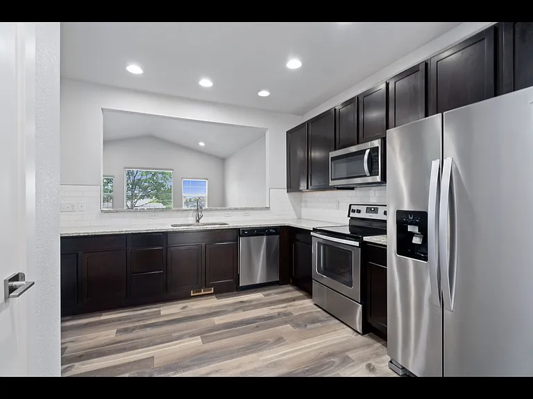 724 Finch Dr — Photo 9