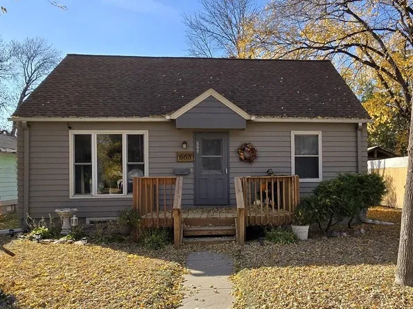 668 Collins Ave, Windom, MN 56101