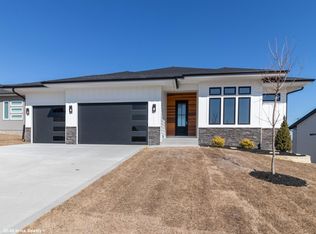 16227 Goldenrod Dr, Urbandale, IA 50323