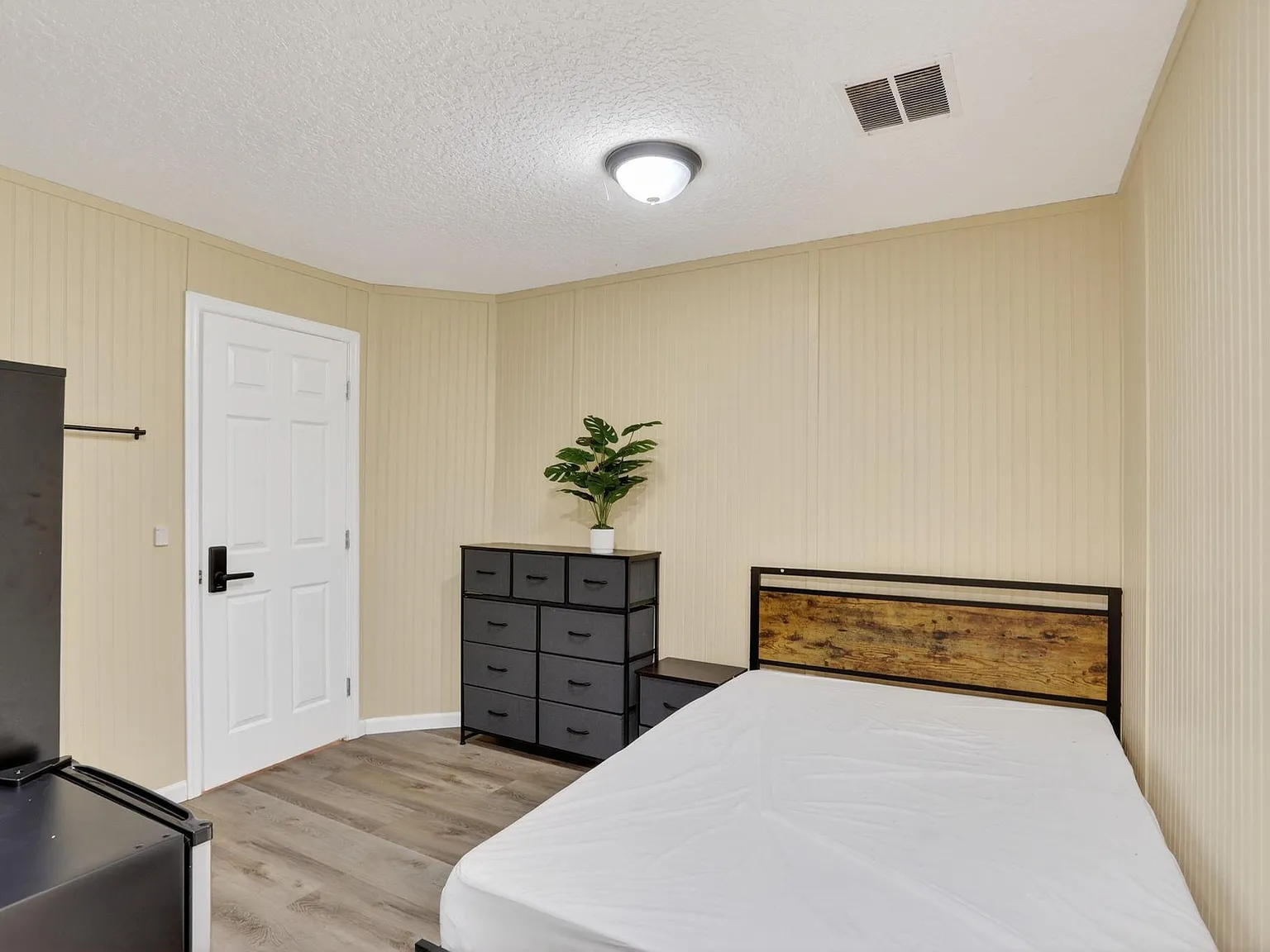 4 bed, 3.0 bath, 2244 sqft, $888 — Photo 4